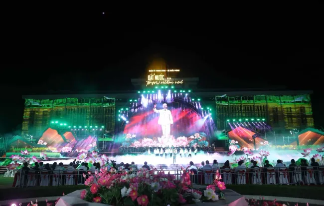 A performance at the grand art programme in HCM City on April 20. (Photo: VNA)