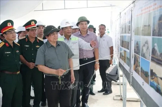 PM Pham Minh Chinh inspects the Can Tho-Ca Mau expressway project. (Photo: VNA)