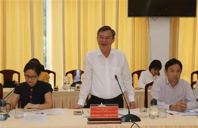 Chairman of the Can Tho City People's Committee Truong Canh Tuyen speaks at the meeting with delegation of Singaporean and Indonesian businesses. (Photo: VNA)