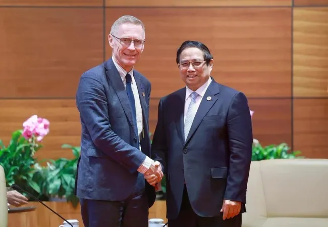 Prime Minister Pham Minh Chinh (right) and Associate Vice-President of IFAD’s Department for Country Operations Donal Brown (Photo: VNA)