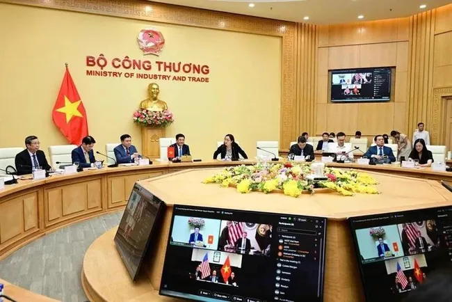 Vietnamese Minister of Industry and Trade Nguyen Hong Dien ̣(fourth from left) holds phone talks with US Trade Representative Jamieson L. Greer on April 23 evening. (Photo: VNA)