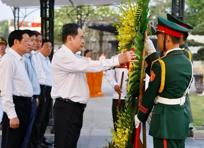 NA Chairman Tran Thanh Man lays flowers at the Road 9 Martyrs' Cemetery in Quang Tri province (Photo: VNA)