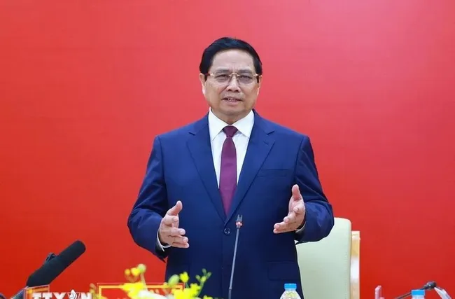 Prime Minister Pham Minh Chinh speaks at a meeting with leaders of Posts and Telecommunications Institute of Technology in Hanoi on April 24. (Photo: VNA)