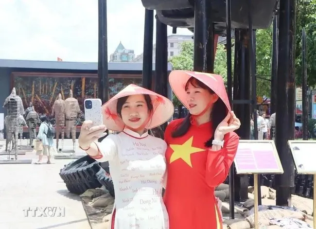 People take a photo during the celebration of National Reunification Day. (Photo: VNA)