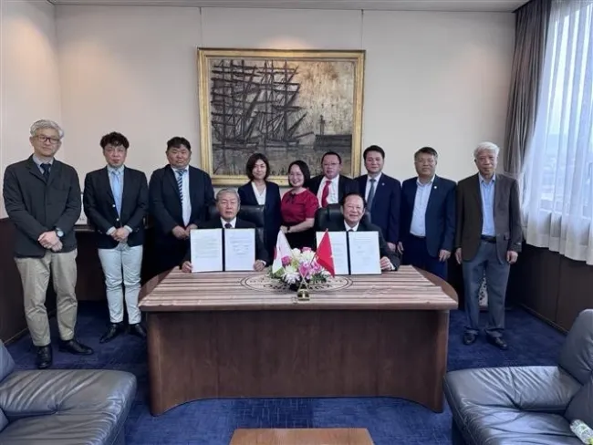 The Vietnam Fisheries Society and Kunihiro Inc. signed a MoU on cooperation in oyster production and processing. (Photo: VNA)