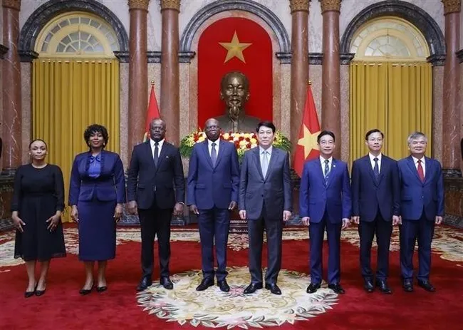 State President Luong Cuong (fifth from left), Angolan Ambassador to Vietnam Fernando Miguel (fourth from left) and other officials at the reception on April 24. (Photo: VNA)