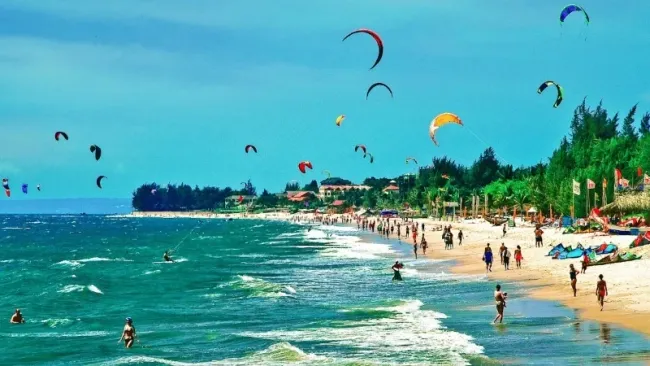 Coastal destinations are chosen by many tourists during the April 30 and May 1 holidays. (Photo: Binh Thuan Department of Culture, Sports and Tourism)