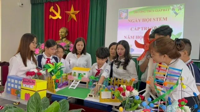 Students of Giap Bat Secondary School create useful models at the STEM Festival.