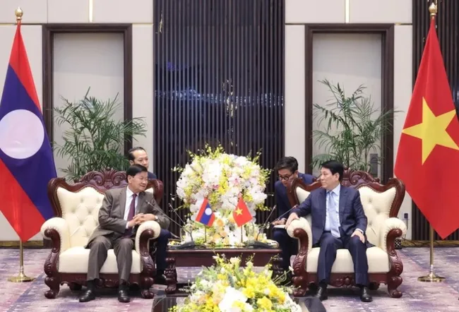At the meeting in Ha Tinh on April 28 between State President Luong Cuong and General Secretary of the Lao People's Revolutionary Party Central Committee and President Thongloun Sisoulith (Photo: VNA)