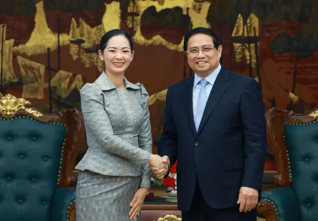 Prime Minister Pham Minh Chinh receives Cambodian Minister of Commerce Cham Nimul. (Photo: VNA)