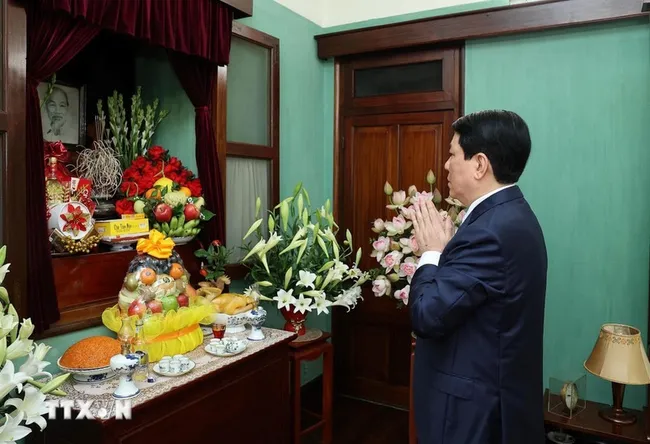President Luong Cuong offers incense to President Ho Chi Minh. (Photo: VNA)