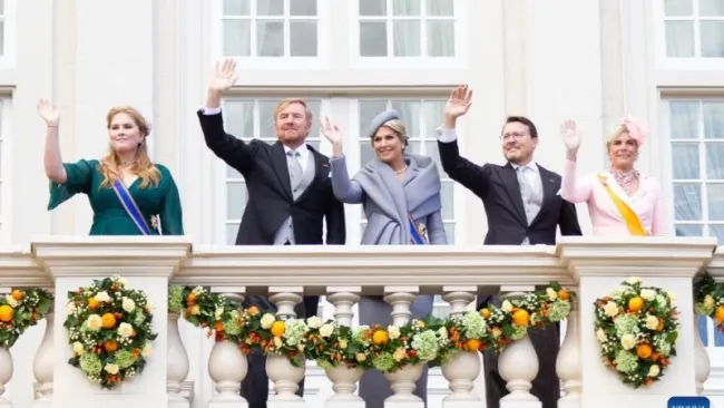 Princess of the Netherlands Amalia, King Willem-Alexander, Queen Maxima, Prince Constantijn, and Princess Laurentien (from left to right) wave to the public from the balcony of the Noordeinde Palace in The Hague, the Netherlands, on 20 September 2022. (Photo: Xinhua)