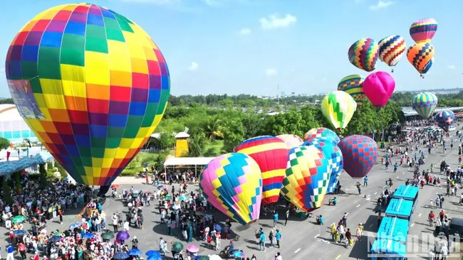 The festival brings together 50 hot air balloons symbolising 50 years of the Liberation of the South and National Reunification. (Photo: NDO)