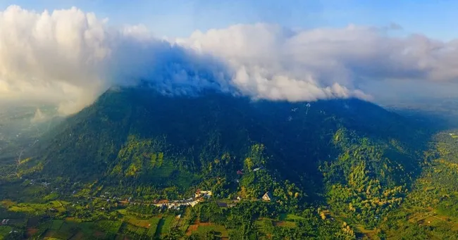 Chua Chan Mountain, also known as Gia Lao Mountain, is located in Xuan Loc District, Dong Nai Province. (Photo: NGUYEN AN)
