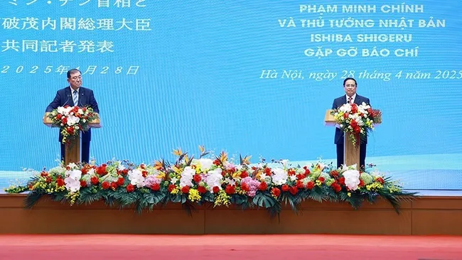 Prime Minister Pham Minh Chinh and Japanese Prime Minister Ishiba Shigeru announce the outcomes of their talks in Hanoi on April 28. (Photo: VNA)