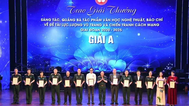 The organising committee presents prizes to authors and groups of authors who won the A prize.