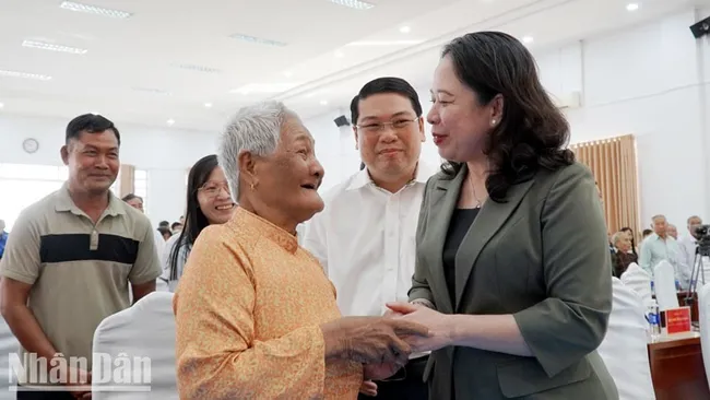 Vice President Vo Thi Anh Xuan warmly inquires about the health and life of Heroic Vietnamese Mother Thi Hol in Giang Thanh District.