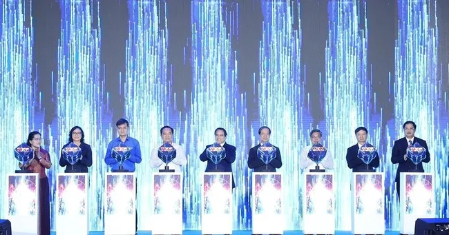 PM Pham Minh Chinh (centre) and delegates launch the 7th National Startup Day for Students. (Photo: VNA)