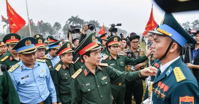 General Phan Van Giang oversees a rehearsal of the military parade in celebration of the 50th anniversary of the Liberation of the South and National Reunification (April 30, 1975 –2025) at the National Military Training Centre No. 4. (Photo: THANH DAT)