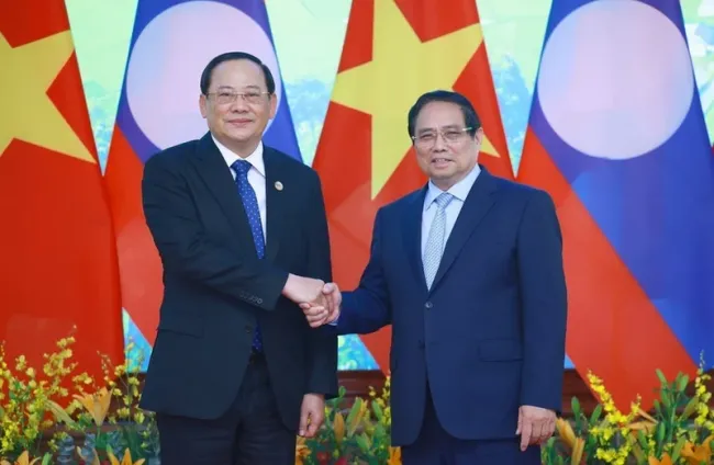 Prime Minister Pham Minh Chinh and his Lao counterpart Sonexay Siphandone in Hanoi on April 16. (Photo: VNA)