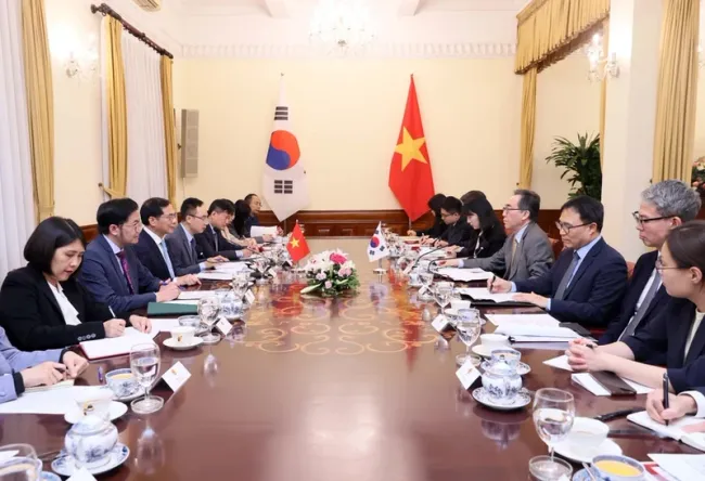 The talks between Vietnamese Deputy Prime Minister and Minister of Foreign Affairs Bui Thanh Son and the RoK's Minister of Foreign Affairs Cho Tae-yul in Hanoi on April 15. (Photo: VNA)