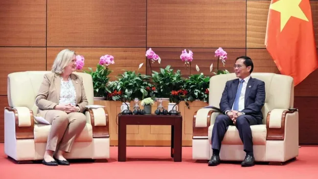 Deputy Prime Minister Bui Thanh Son (R) and Lina Hansen, State Secretary for Trade and Investments at Denmark’s Ministry of Foreign Affairs. (Photo: VNA)