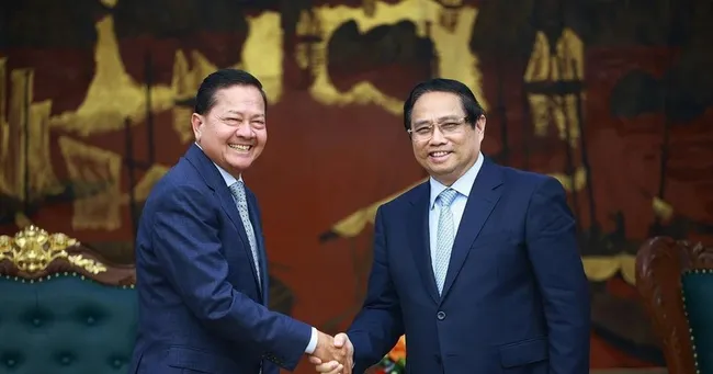 Prime Minister Pham Minh Chinh (R) and Cambodian Deputy Prime Minister Neth Savoeun at their meeting in Hanoi on April 16. (Photo: VNA)
