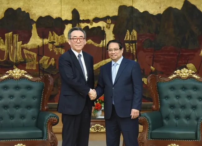 Prime Minister Pham Minh welcomes Minister of Foreign Affairs of the RoK Cho Tae-yul.