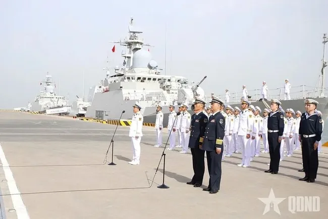 Vietnamese and Chinese naval officers and sailors prepare for a joint patrol. (Photo: qdnd.vn)