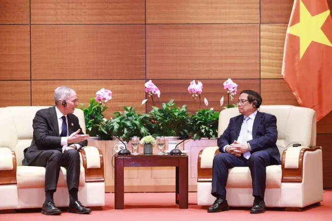 Prime Minister Pham Minh Chinh (R) and ADB Vice President Scott Morris in their meeting on April 16. (Photo: VNA)