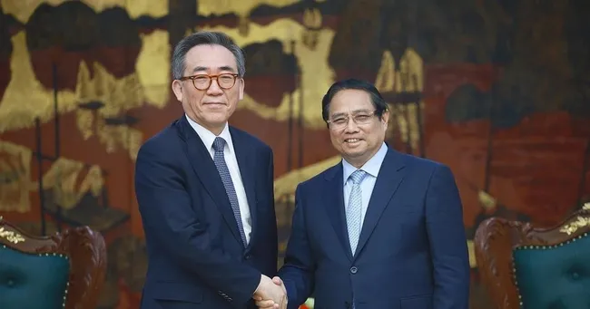 Prime Minister Pham Minh Chinh (R) hosts a reception for Korean Minister of Foreign Affairs Cho Tae-yul in Hanoi on April 16. (Photo: VNA)