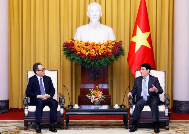 State President Luong Cuong (R) receives Korean Minister of Foreign Affairs Cho Tae-yul in Hanoi on April 16. (Photo: VNA)
