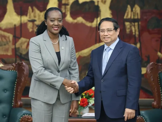 Prime Minister Pham Minh Chinh (R) receives Kenya's Cabinet Secretary for Defence Soipan Tuya in Hanoi on April 16. (Photo: VNA)