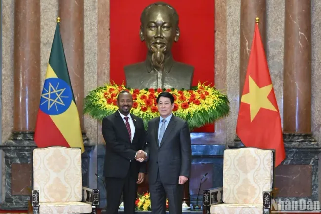 State President Luong Cuong (R) welcomes Ethiopian Prime Minister Abiy Ahmed Ali in Hanoi on April 16. (Photo: NDO)