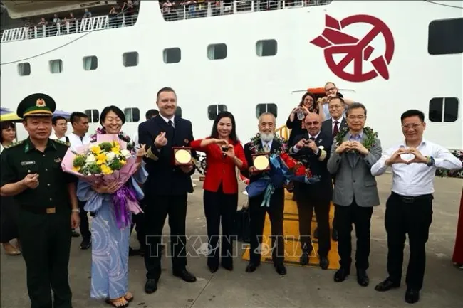 Visitors welcomed by Quang Ninh officials (Photo: VNA)