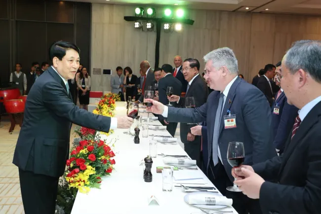 State President hosts banquet for int’l delegations attending reunification anniversary celebration (Photo: VNA)