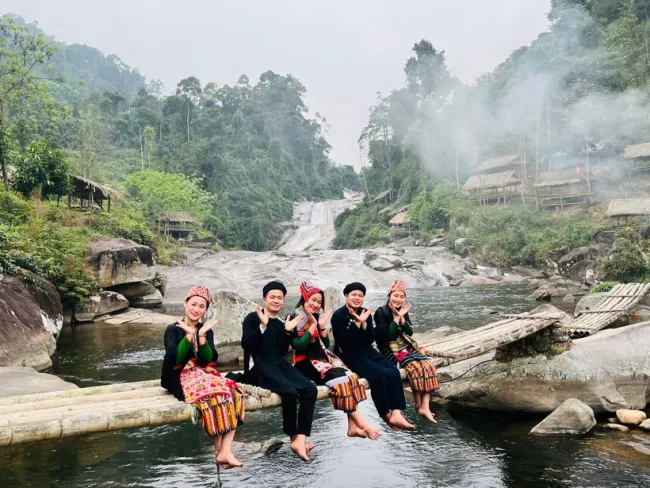 People visit the seven-layer waterfall in Que Phong district, Nghe An province. (Photo: VNA)