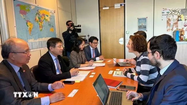 The working session between Deputy Minister of Finance Ho Sy Hung (second, left) and Director General of the Treasury at the French Ministry of Economy and Finance Magali Cesana (second, right) (Photo: VNA)