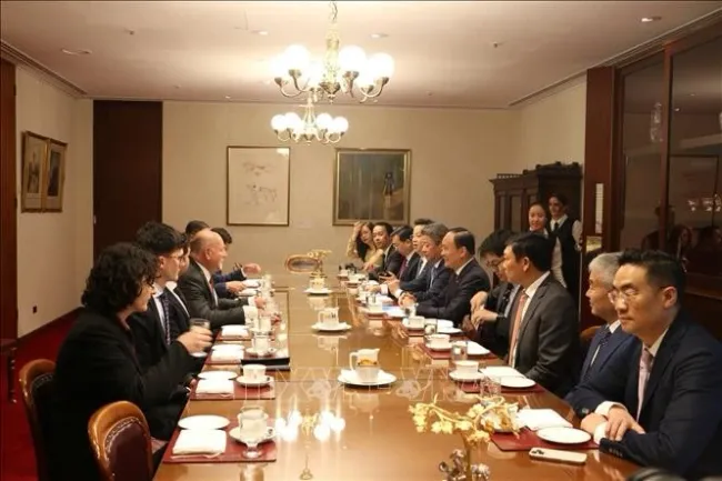 The meeting with the Hanoi delegation and Rodney John Roberts, Deputy President of the New South Wales Legislative Council. (Photo: VNA)