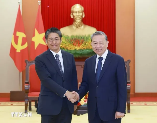 Party General Secretary To Lam (R) shakes hands with Japanese Ambassador to Vietnam Ito Naoki. (Photo: VNA)