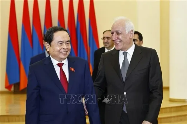 NA Chairman Tran Thanh Man (L) and Armenian President Vahagn Khachaturyan at their meeting in Yerevan on April 3. (Photo: VNA)