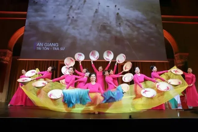 A cultural performance at the ceremony marking the 50th anniversary of the Liberation of the South and national reunification of Vietnam, held in Budapest, Hungary, April 29. (Photo: VNA)