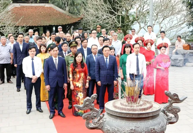 Local leaders and citizens offered incense, flowers, and tributes to express their gratitude to Father Lac Long Quan and Mother Au Co for laying the foundations of the nation. They also prayed for national prosperity, peace, and unity. ​
