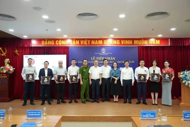 Businesses, organisations, and individuals present digital transformation technology products to the Public Administration Service Centre. (Photo: NDO)