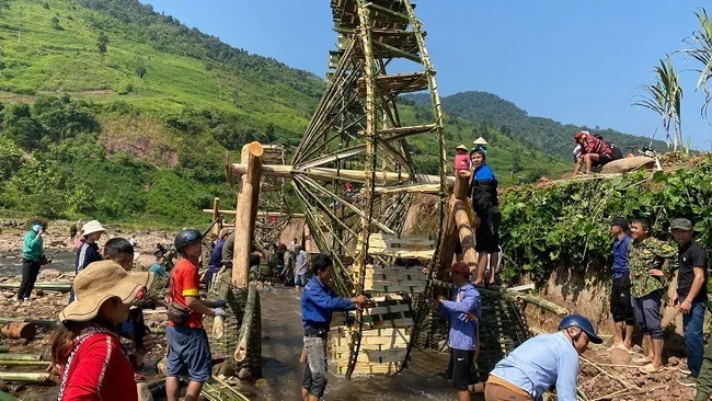 Residents of Cha Nua Commune contribute to improving local landscape. (Photo: NDO)