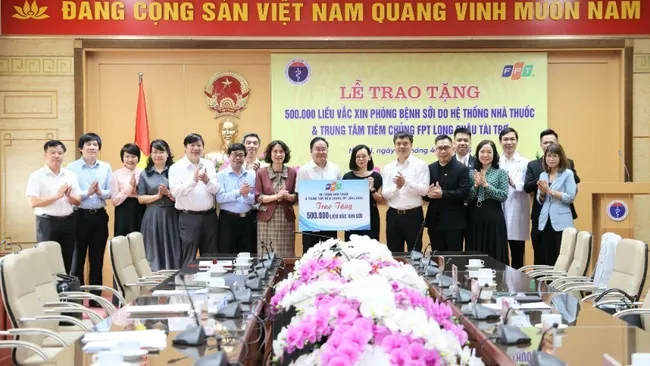 The Ministry of Health receives 500,000 doses of measles vaccines.