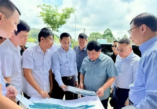 Deputy Prime Minister Nguyen Chi Dung (front, third from right) inspects the Provincial Road DT.975 project on April 21. (Photo: VNA)