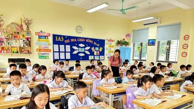 An English lesson for students at Dinh Ke Primary School, Bac Giang City, Bac Giang Province. (Photo: NDO)