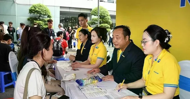 Businesses conduct direct interviews with students at the job fair. (Photo: congthuong.vn)