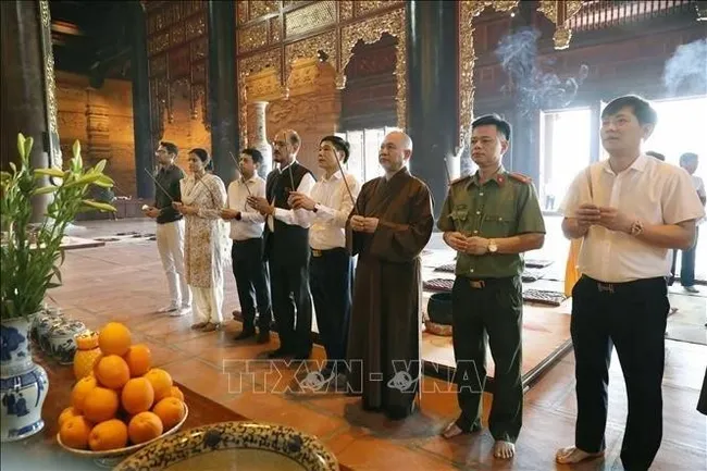 Representatives of an Indian delegation, the Vietnam Buddhist Sangha, and local officials on April 21 offer incense at Tam Chuc Pagoda, designated as the site where the Buddha's relics will be placed on the occasion of the 20th UN Day of Vesak Celebrations. (Photo: VNA)